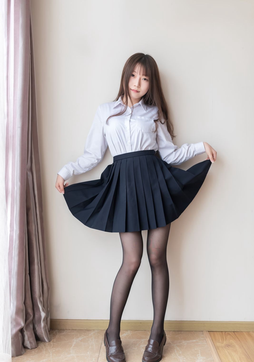 섹시 제복 코스프레 미녀 대담한 바닐라 미아오루루 블랙 실크 사진