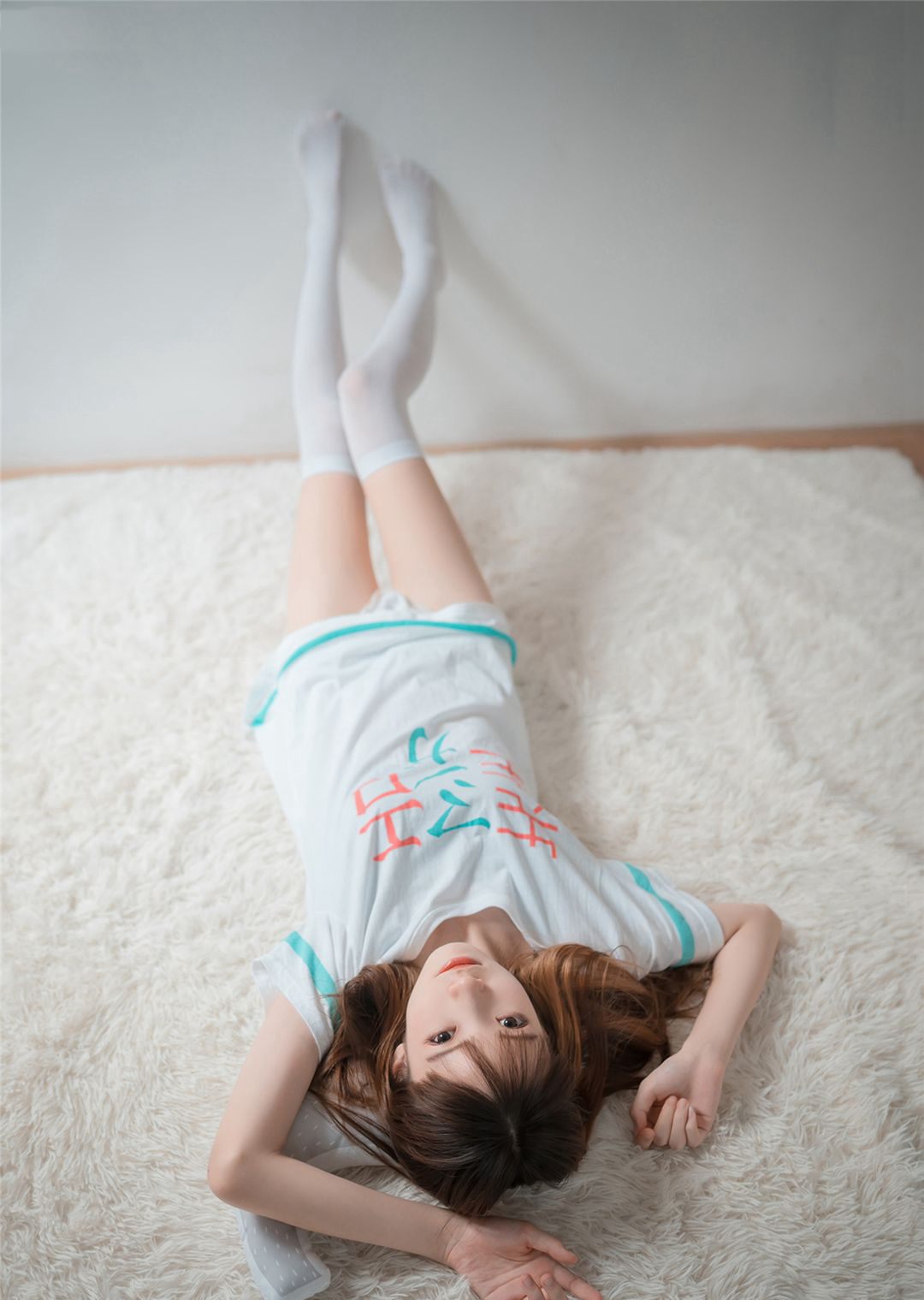 White Silk Foot Fetish Top-Quality Beautiful Legs Cosplay Beauty Large Scale Sexy Photoshoot