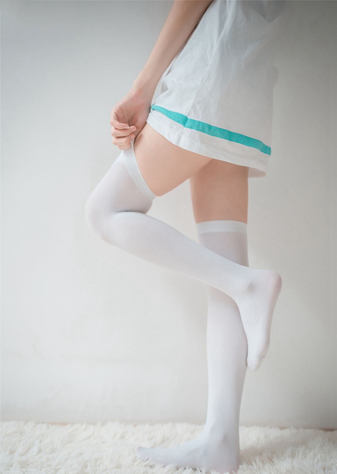 White Silk Foot Fetish Top-Quality Beautiful Legs Cosplay Beauty Large Scale Sexy Photoshoot