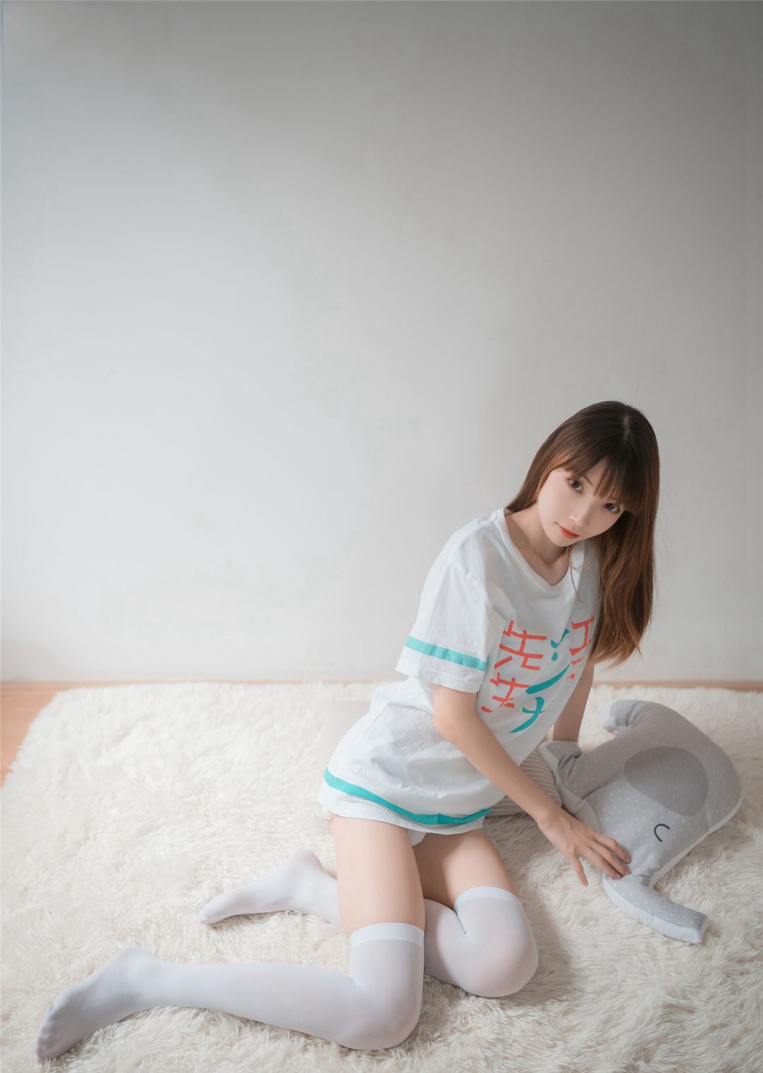 White Silk Foot Fetish Top-Quality Beautiful Legs Cosplay Beauty Large Scale Sexy Photoshoot
