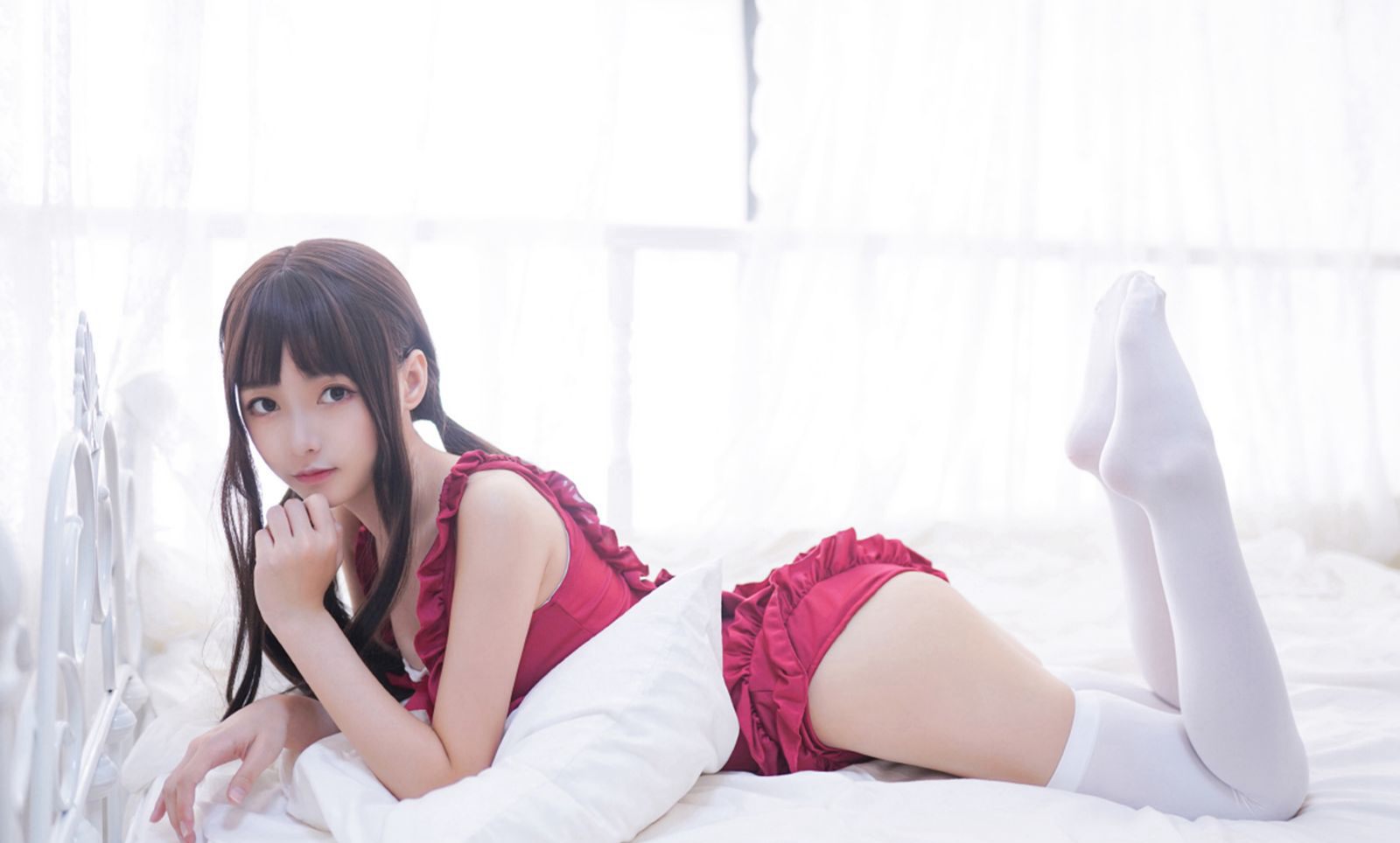 ภาพคอสเพลย์ขนาดใหญ่ของสาวสวยเซ็กซี่ขาเป๊ะในชุดถุงน่องขาวจากเซนลั่วไชตั๋น