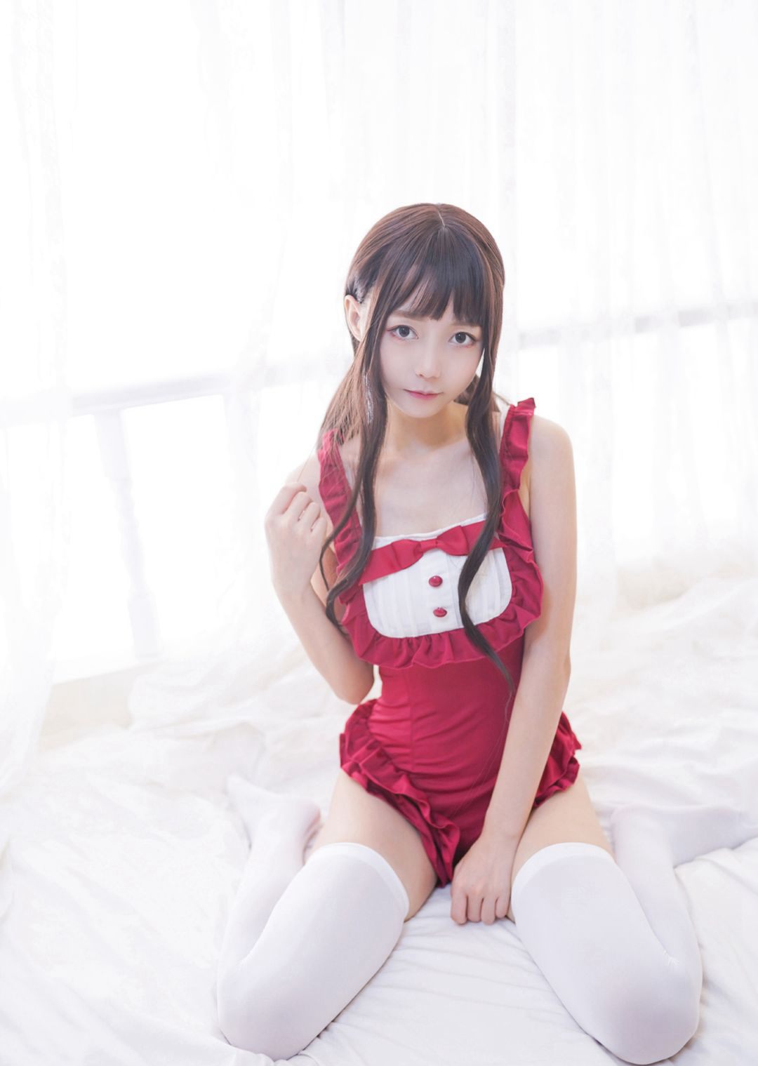 ภาพคอสเพลย์ขนาดใหญ่ของสาวสวยเซ็กซี่ขาเป๊ะในชุดถุงน่องขาวจากเซนลั่วไชตั๋น