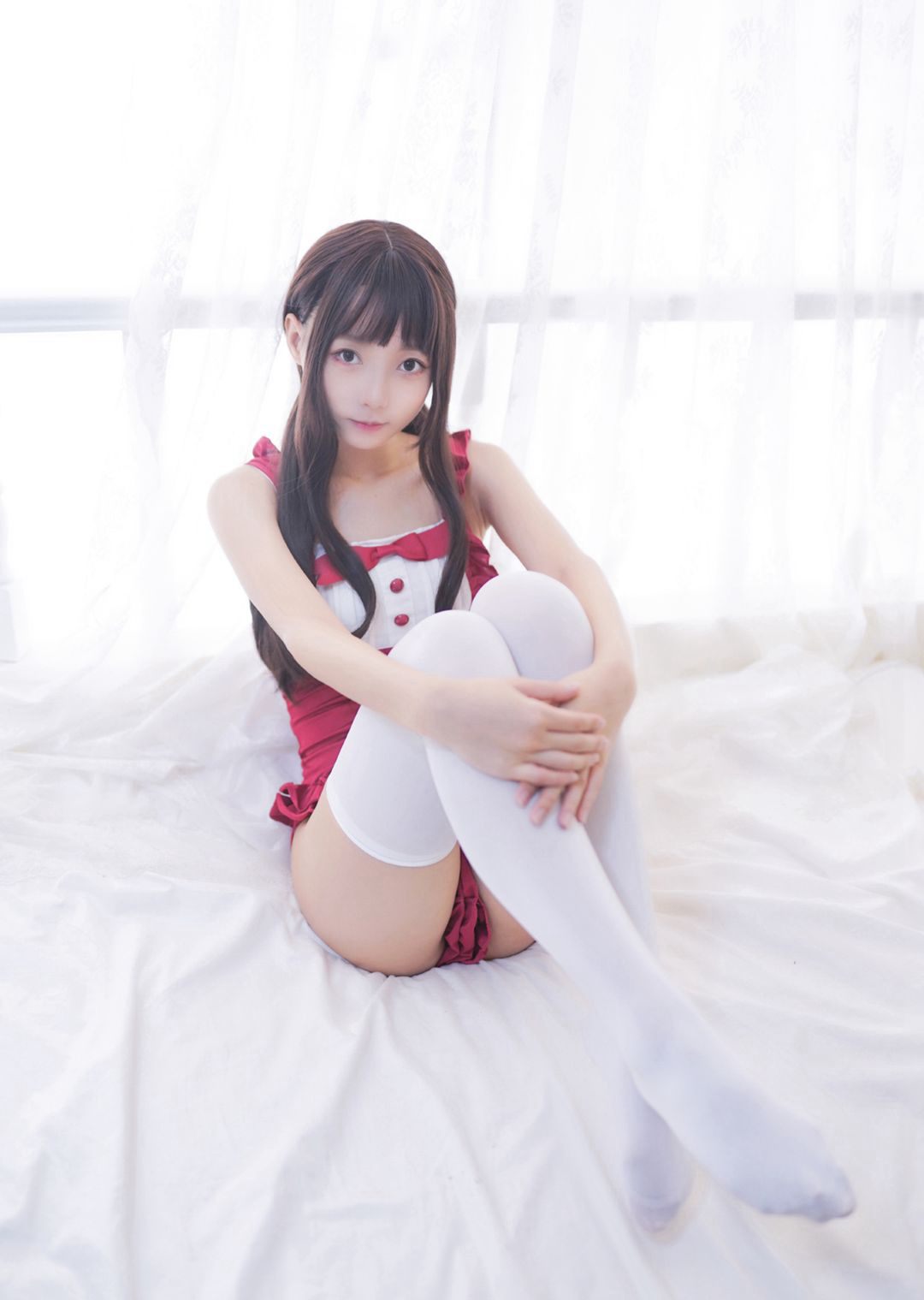 ภาพคอสเพลย์ขนาดใหญ่ของสาวสวยเซ็กซี่ขาเป๊ะในชุดถุงน่องขาวจากเซนลั่วไชตั๋น