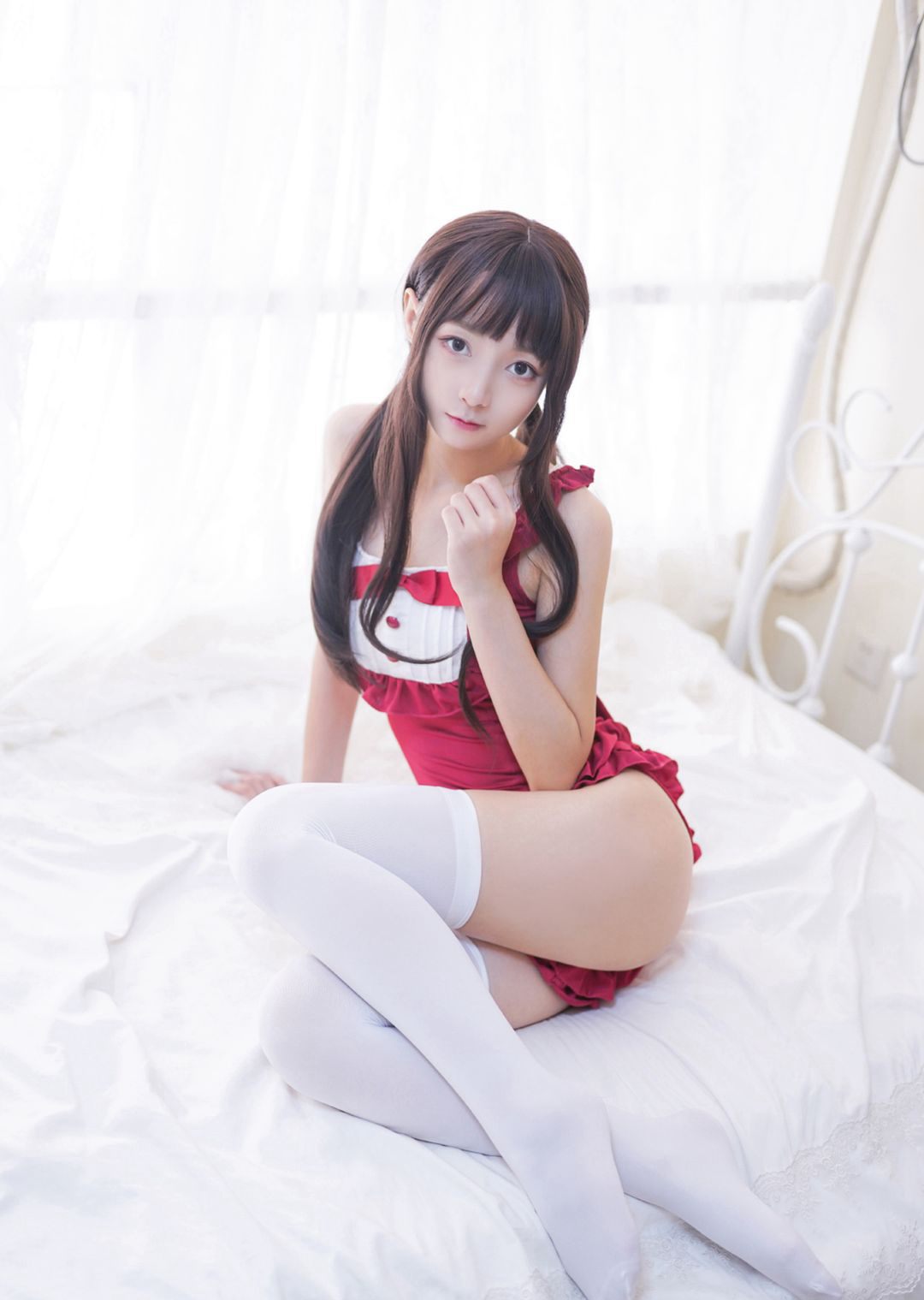 ภาพคอสเพลย์ขนาดใหญ่ของสาวสวยเซ็กซี่ขาเป๊ะในชุดถุงน่องขาวจากเซนลั่วไชตั๋น
