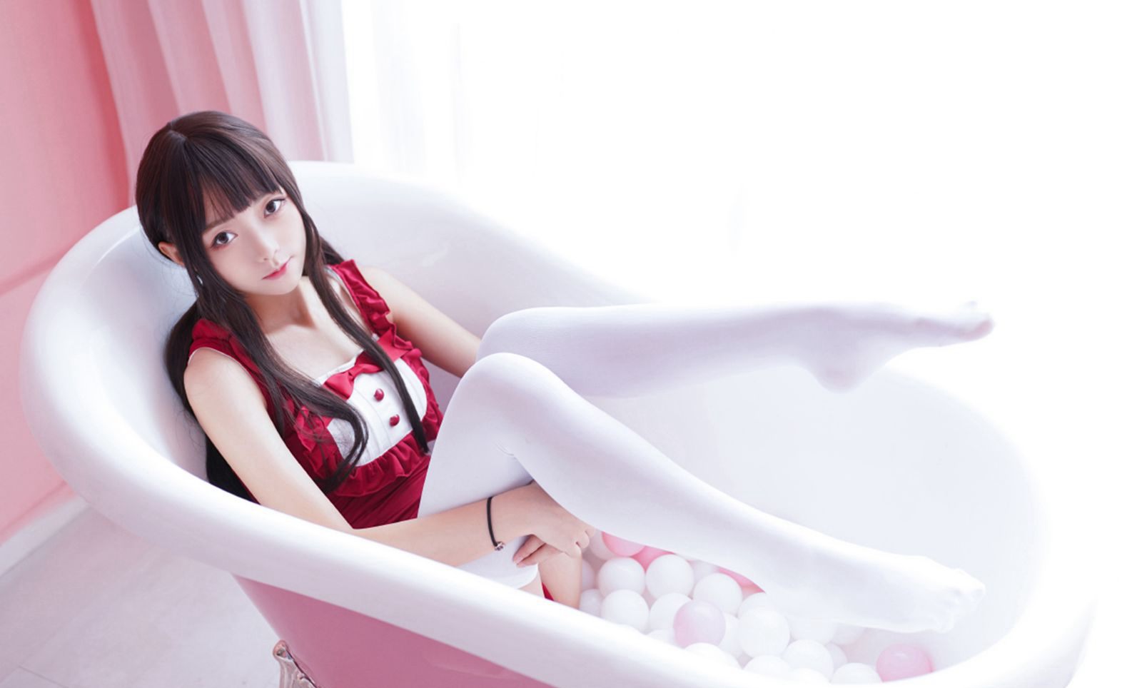 ภาพคอสเพลย์ขนาดใหญ่ของสาวสวยเซ็กซี่ขาเป๊ะในชุดถุงน่องขาวจากเซนลั่วไชตั๋น
