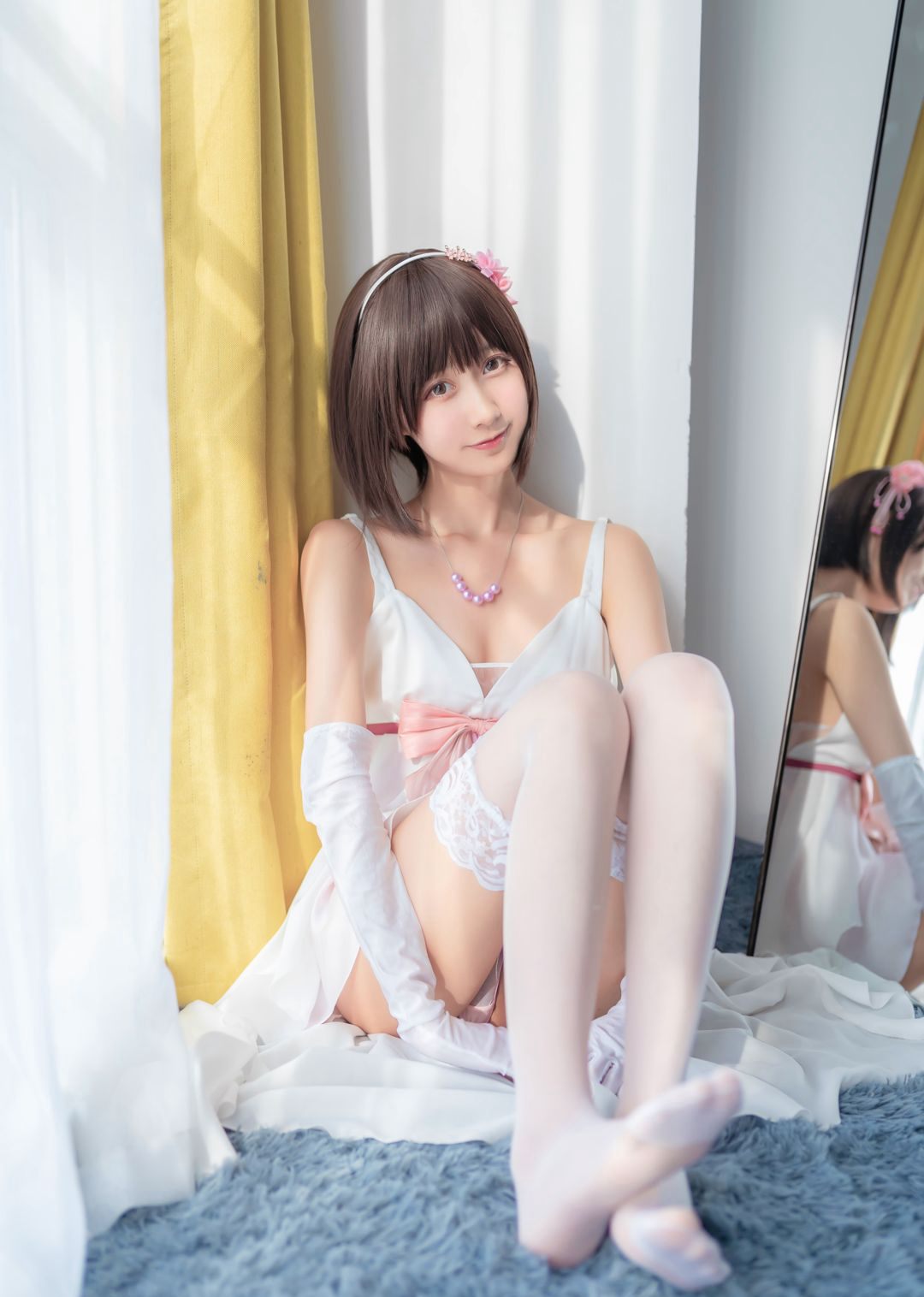 Nữ Cosplay tóc ngắn, chân đẹp quyến rũ với tất trắng, ảnh lớn, HD, thuần khiết xinh đẹp.