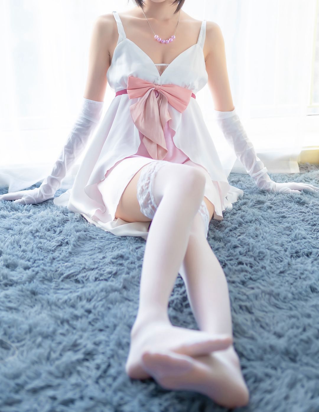 Nữ Cosplay tóc ngắn, chân đẹp quyến rũ với tất trắng, ảnh lớn, HD, thuần khiết xinh đẹp.