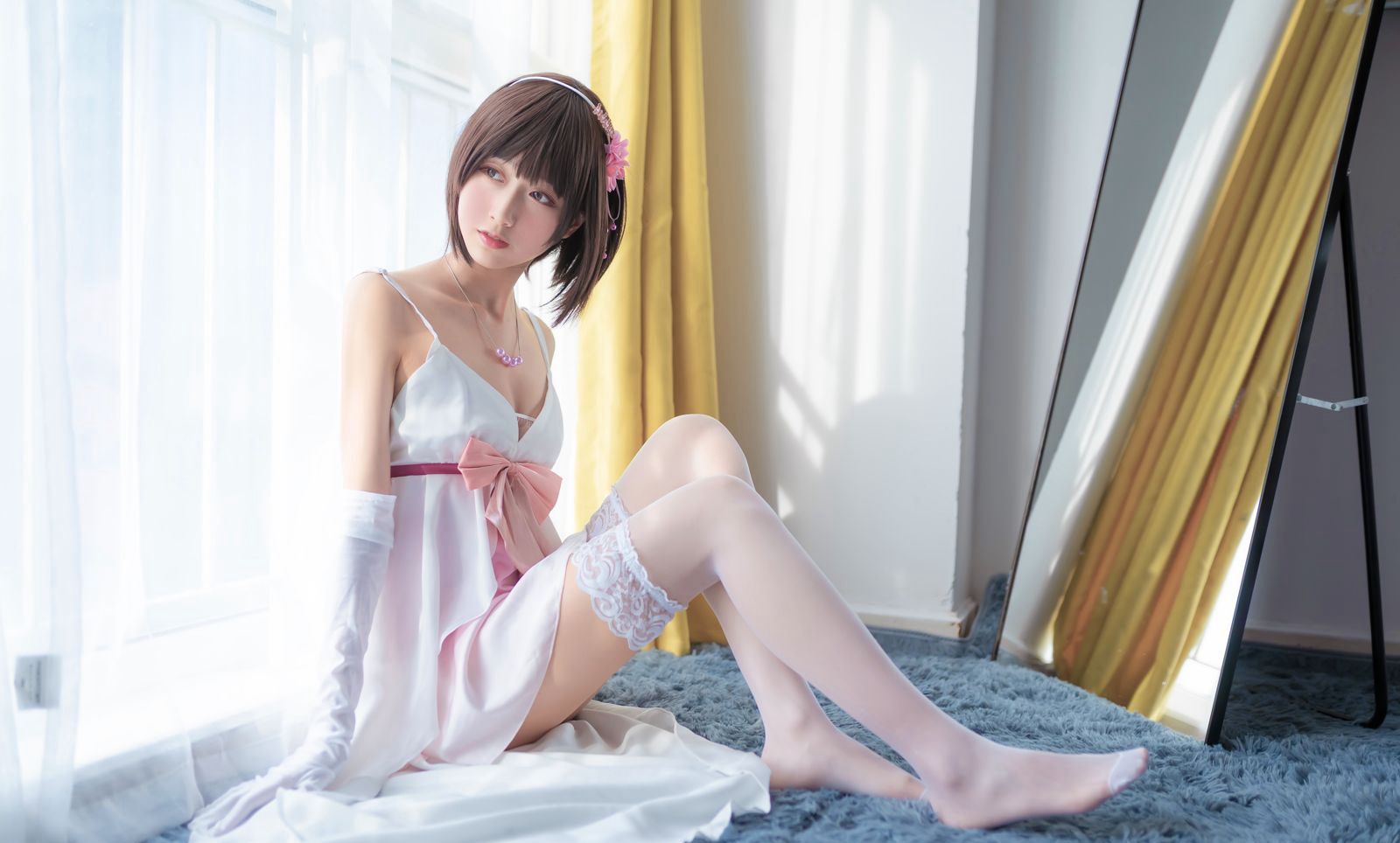 Nữ Cosplay tóc ngắn, chân đẹp quyến rũ với tất trắng, ảnh lớn, HD, thuần khiết xinh đẹp.