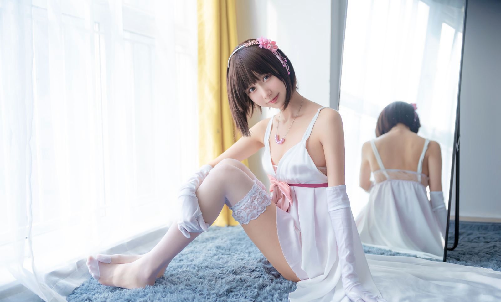 Nữ Cosplay tóc ngắn, chân đẹp quyến rũ với tất trắng, ảnh lớn, HD, thuần khiết xinh đẹp.