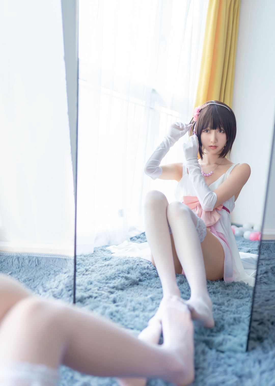 Nữ Cosplay tóc ngắn, chân đẹp quyến rũ với tất trắng, ảnh lớn, HD, thuần khiết xinh đẹp.