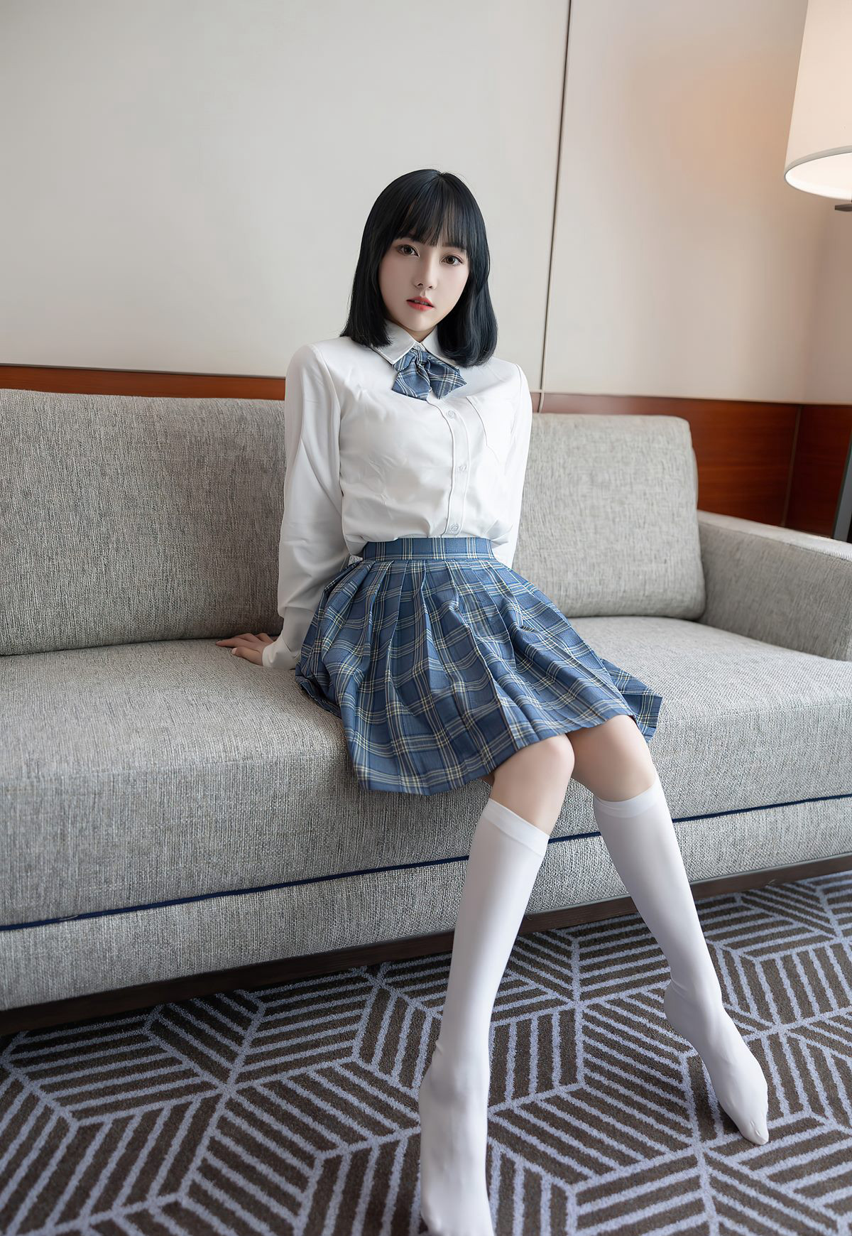 ภาพสาวหน้าอกใหญ่จากดูกบันจาง เซ็กซี่ในชุด JK ขนาดใหญ่ หน้าอกอวบอึ๋มสวยงามด้วยถุงเท้าขาว