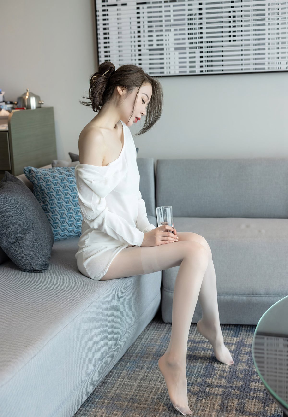 梦心月脱白丝袜性感美腿丝袜无内极品高清玉足白嫩写真
