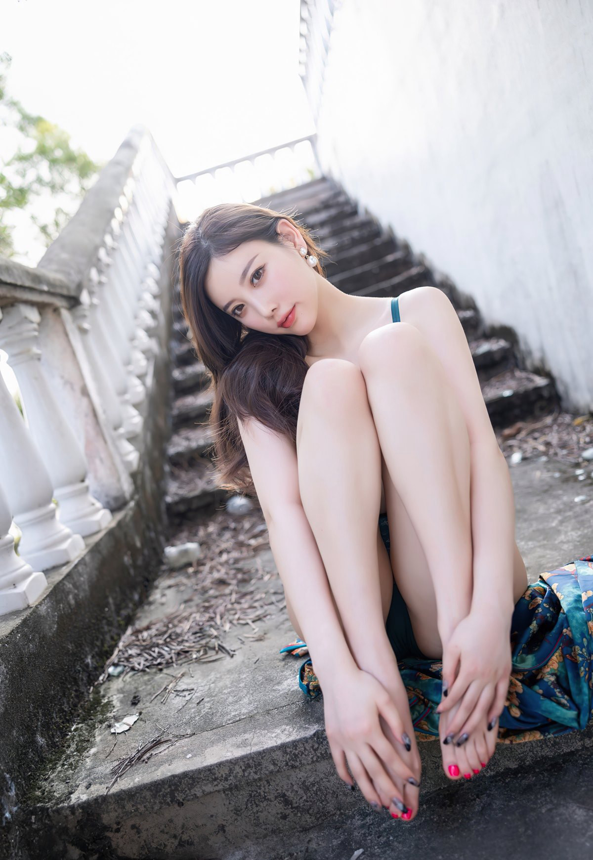 Dương Thần Thần khoe ngực gợi cảm trong áo qipao 2022 - Bộ ảnh HD với vớ đen cao gót, nội y ren quyến rũ phong cách.