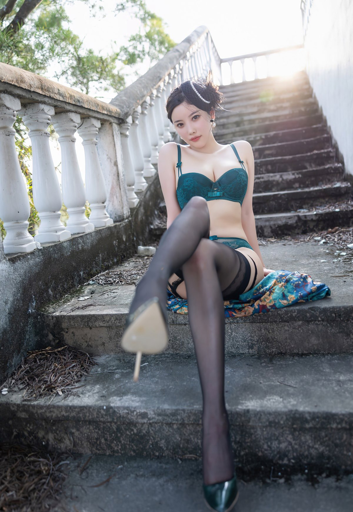Dương Thần Thần khoe ngực gợi cảm trong áo qipao 2022 - Bộ ảnh HD với vớ đen cao gót, nội y ren quyến rũ phong cách.