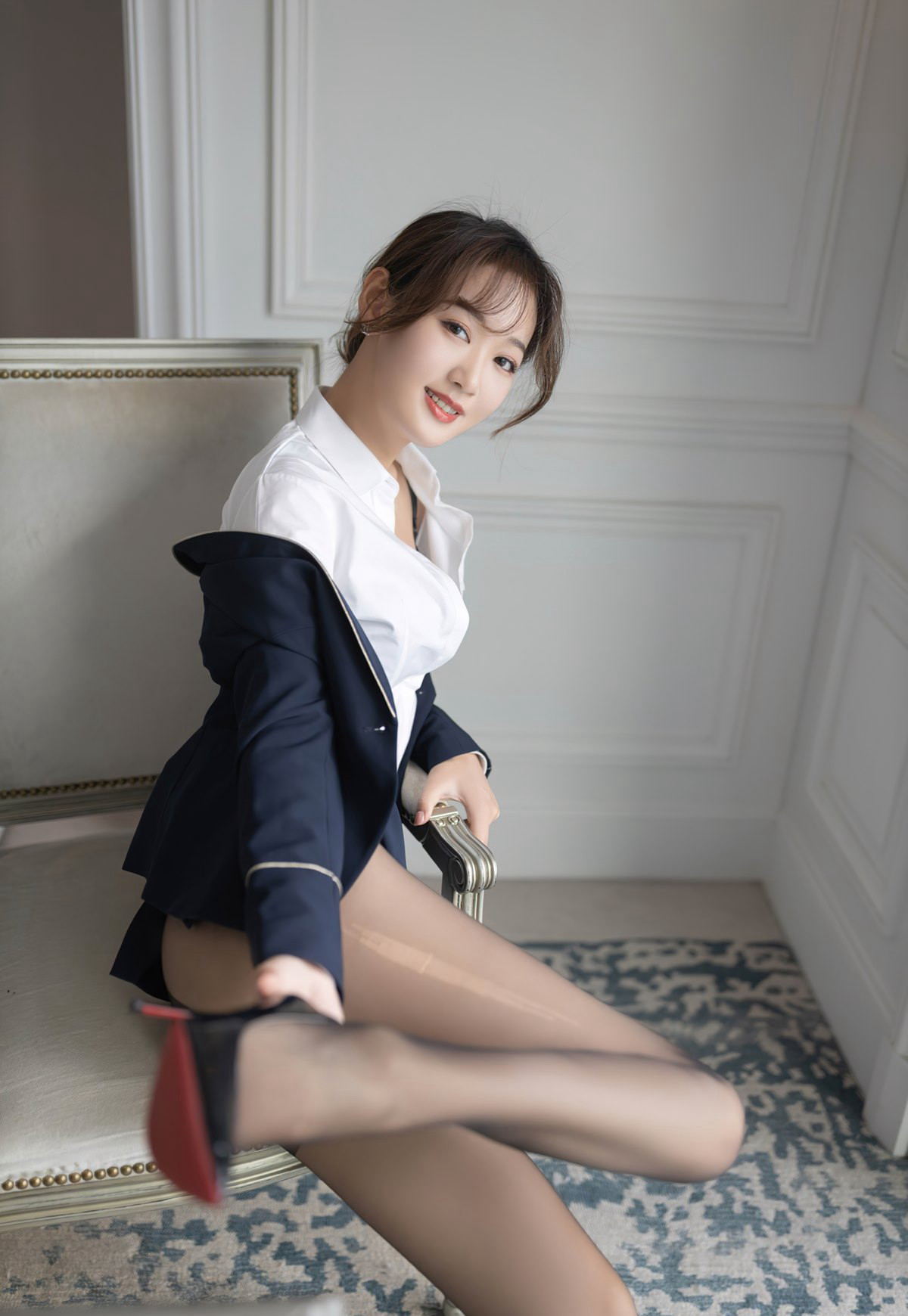 唐安琪のセクシーな秘書制服、ストッキング、ハイヒール、オフィスの扇情的な写真のHDセット