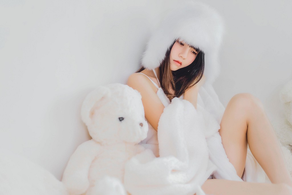 桜桃喵《冬眠》 [萝莉COS] 写真集[38P]