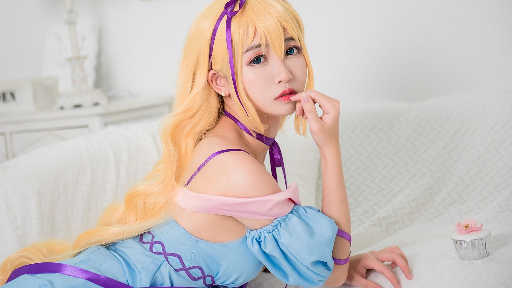 COSER鳗鱼霏儿《性感吊带睡裙+加藤惠+礼服》 [Cosplay美女] 写真集[33P]