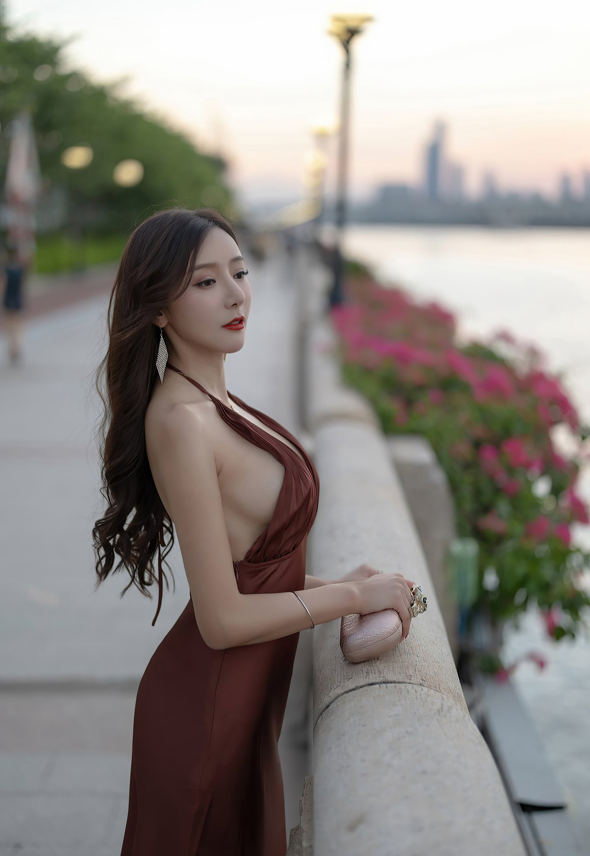 性感女秘书王馨瑶镂空丰满大胸肉丝袜美腿酒店脱丝袜