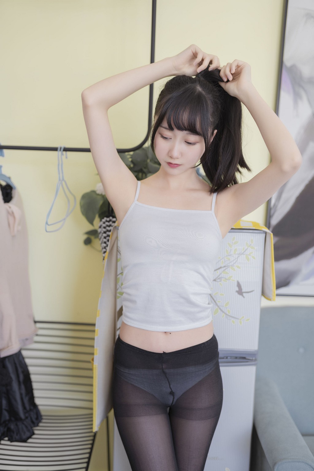木绵绵OwO《背心黑丝居家》 [COSER美女] 写真集[40P]