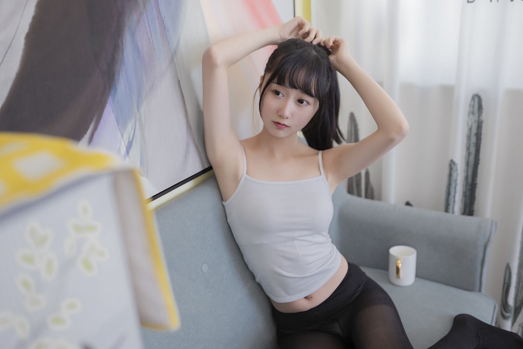 木绵绵OwO《背心黑丝居家》 [COSER美女] 写真集[40P]