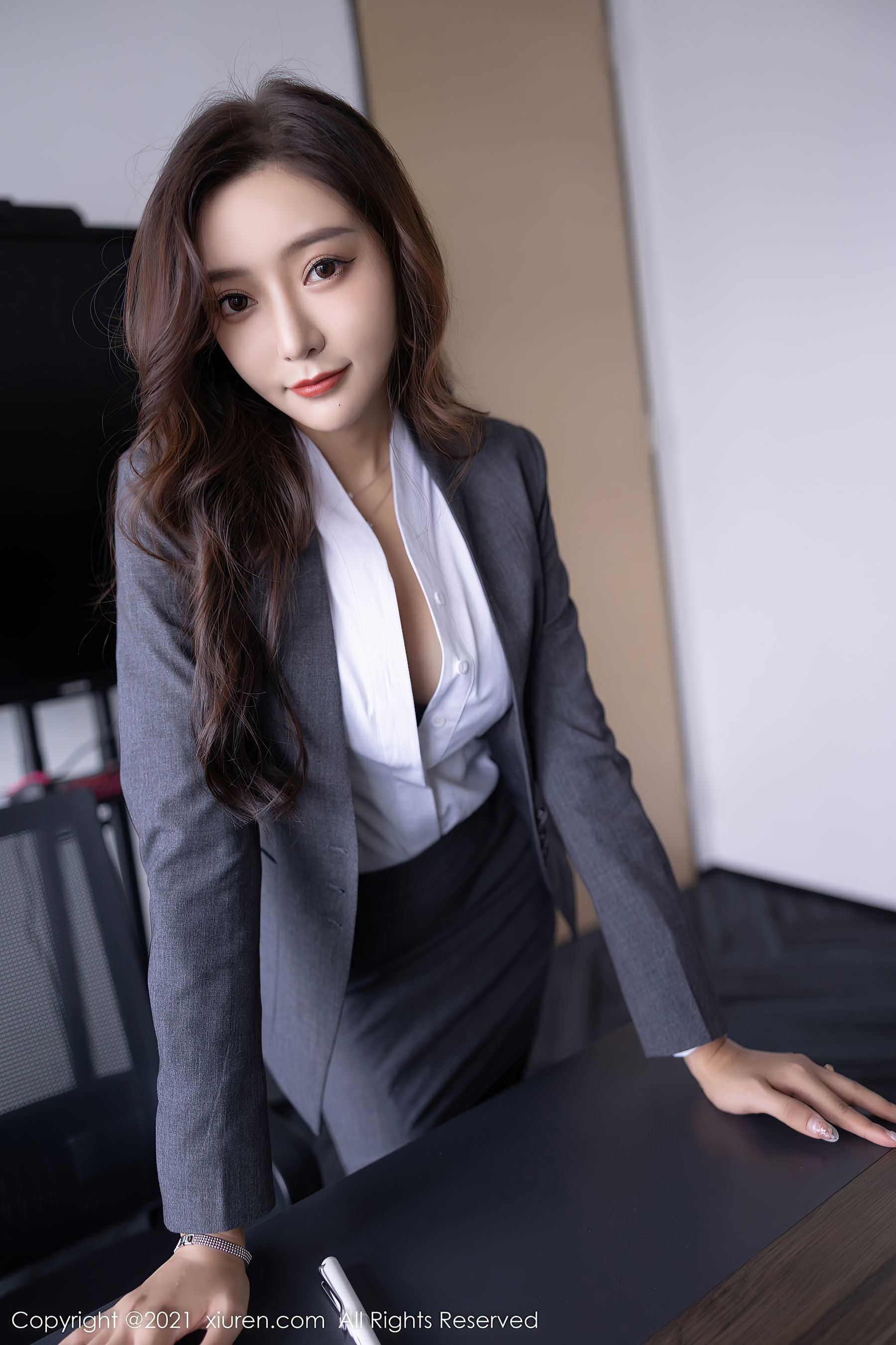 秀人XiuRen No.4304 王馨瑶Yanni OL黑丝制服写真