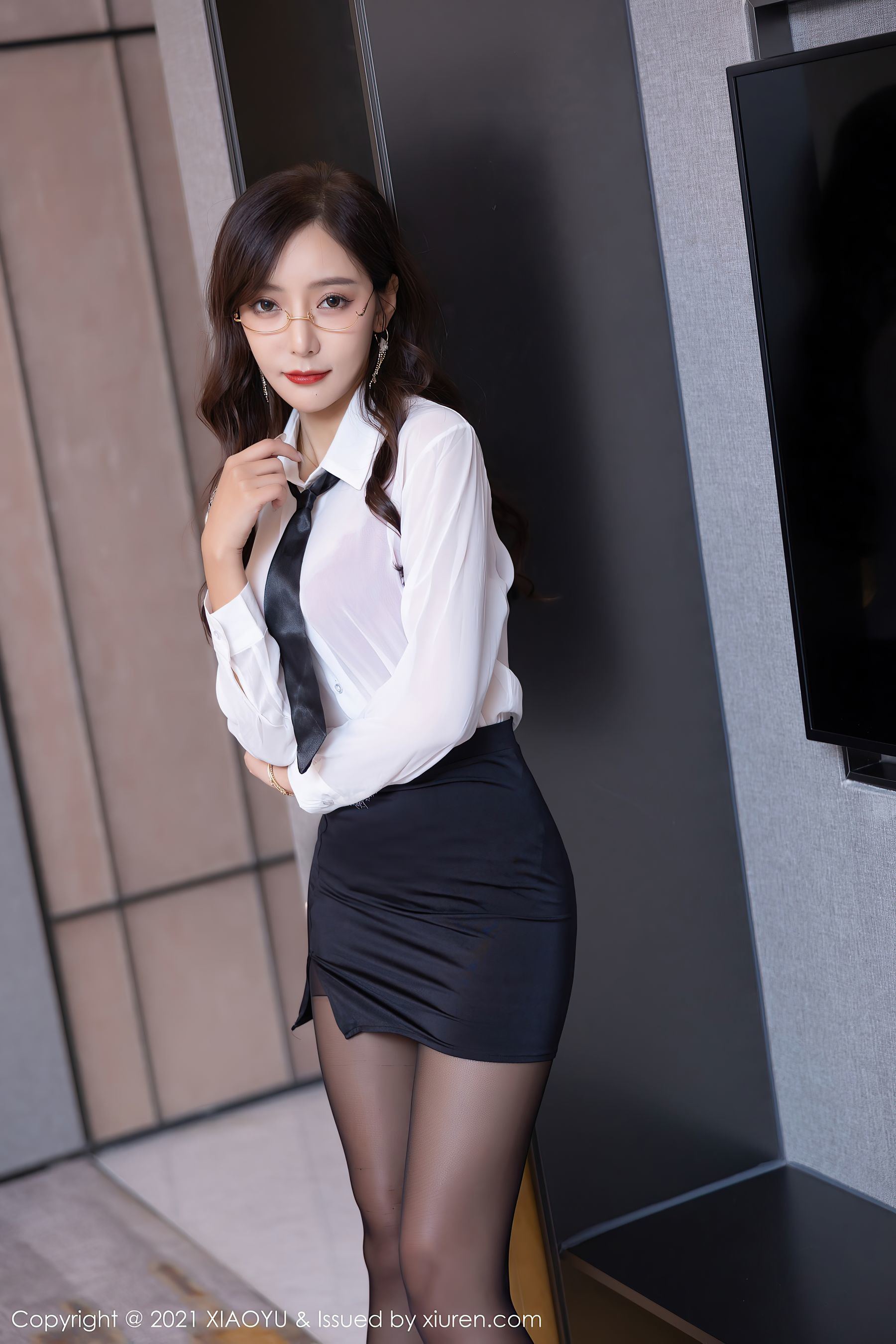 XIAOYU Vol.665 王馨瑶Yanni 眼镜黑丝制服写真