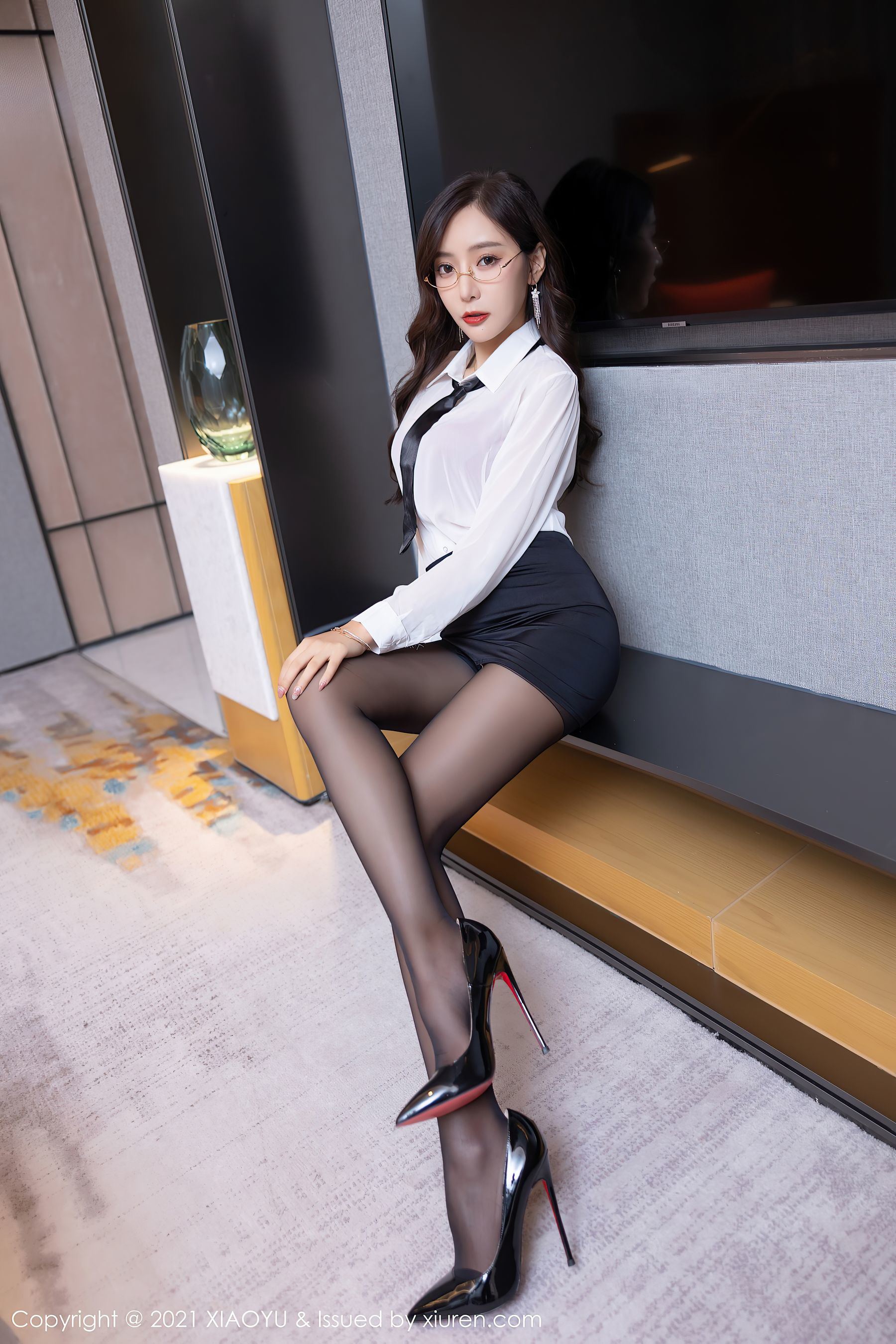 XIAOYU Vol.665 王馨瑶Yanni 眼镜黑丝制服写真