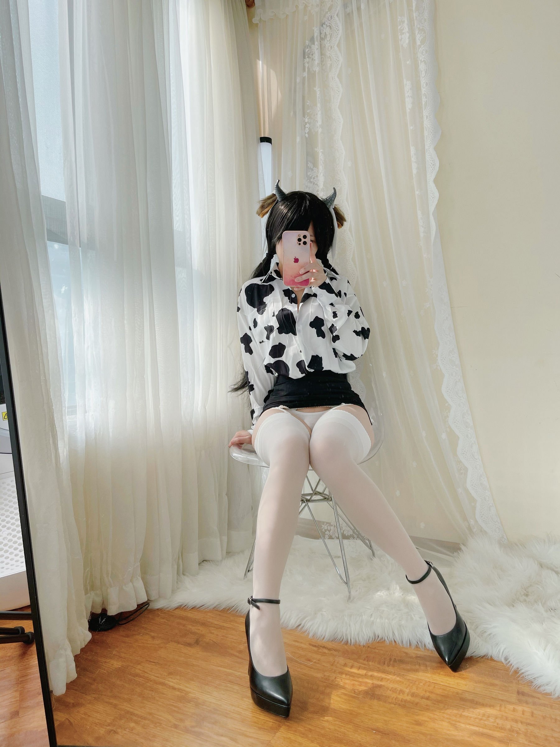 Ogura Chiyo w] Áo sơ mi bò sữa