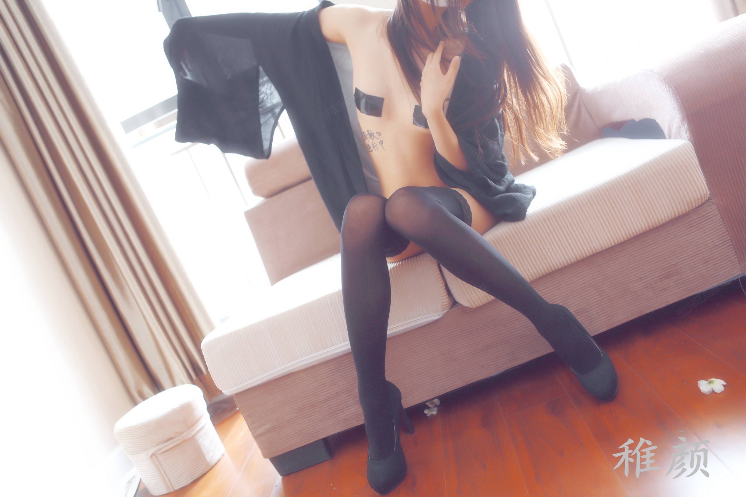 稚ย่านจาง - ถุงเท้าดำขาว