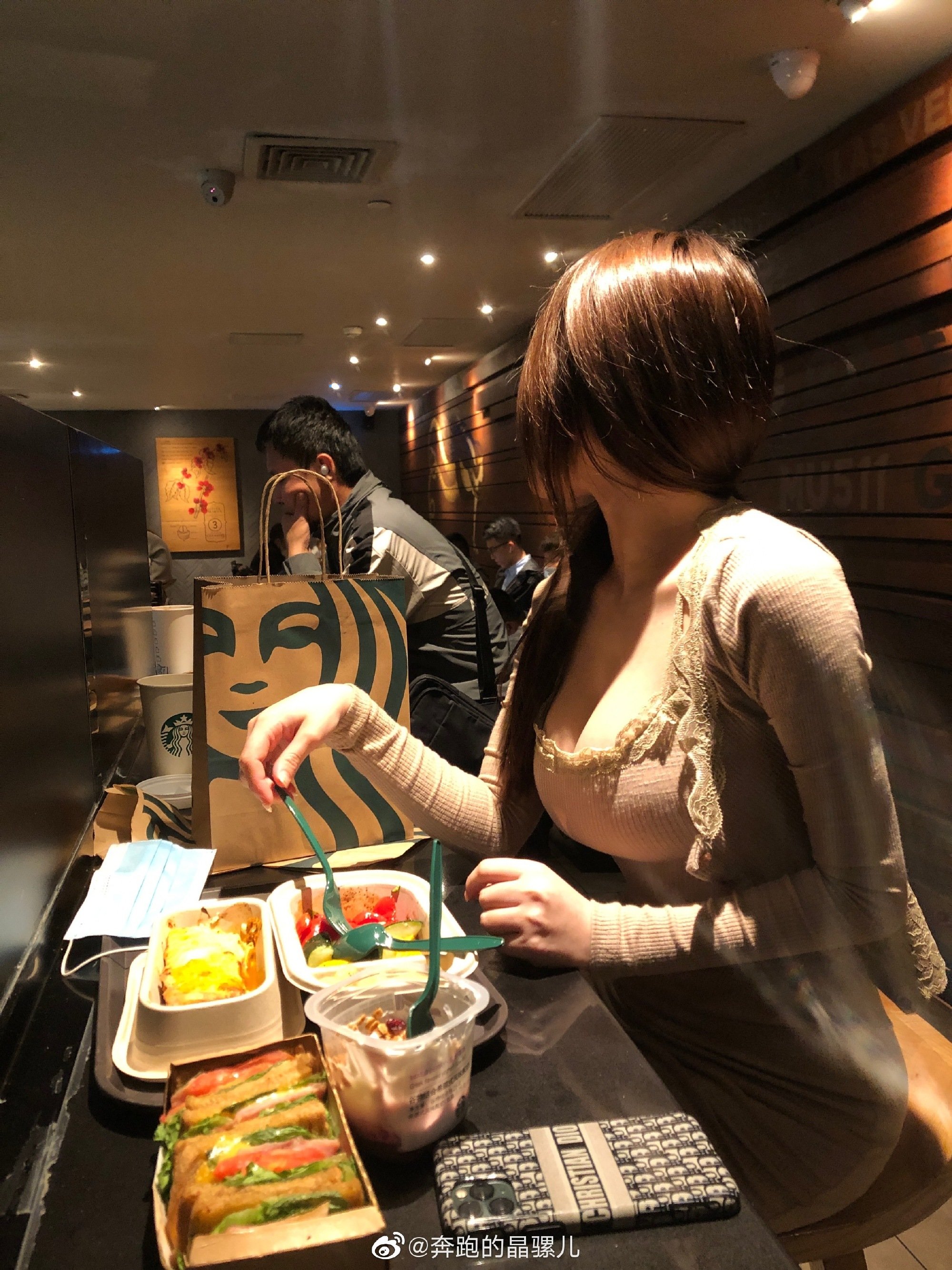 Hình ảnh linh tinh Weibo của Jing Luor Đang Chạy