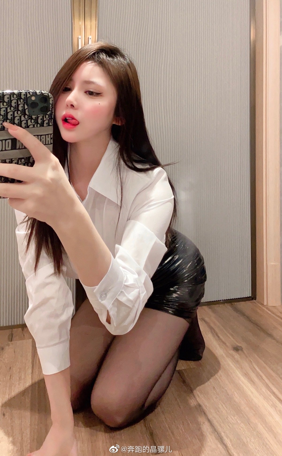 Hình ảnh linh tinh Weibo của Jing Luor Đang Chạy