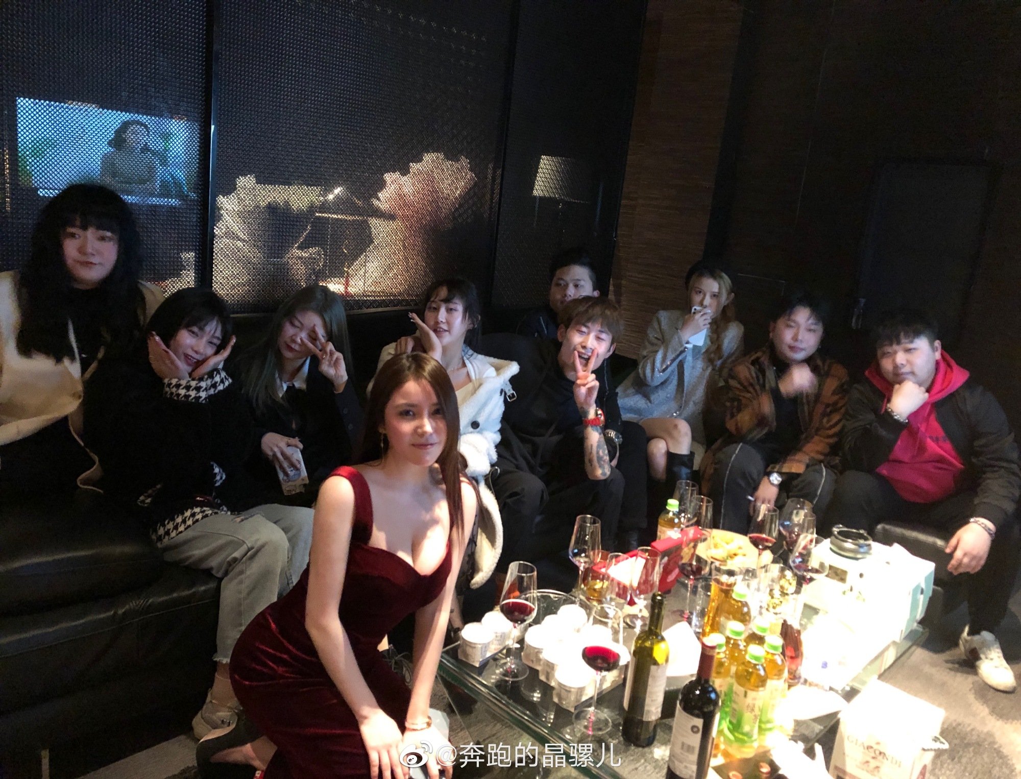 Hình ảnh linh tinh Weibo của Jing Luor Đang Chạy
