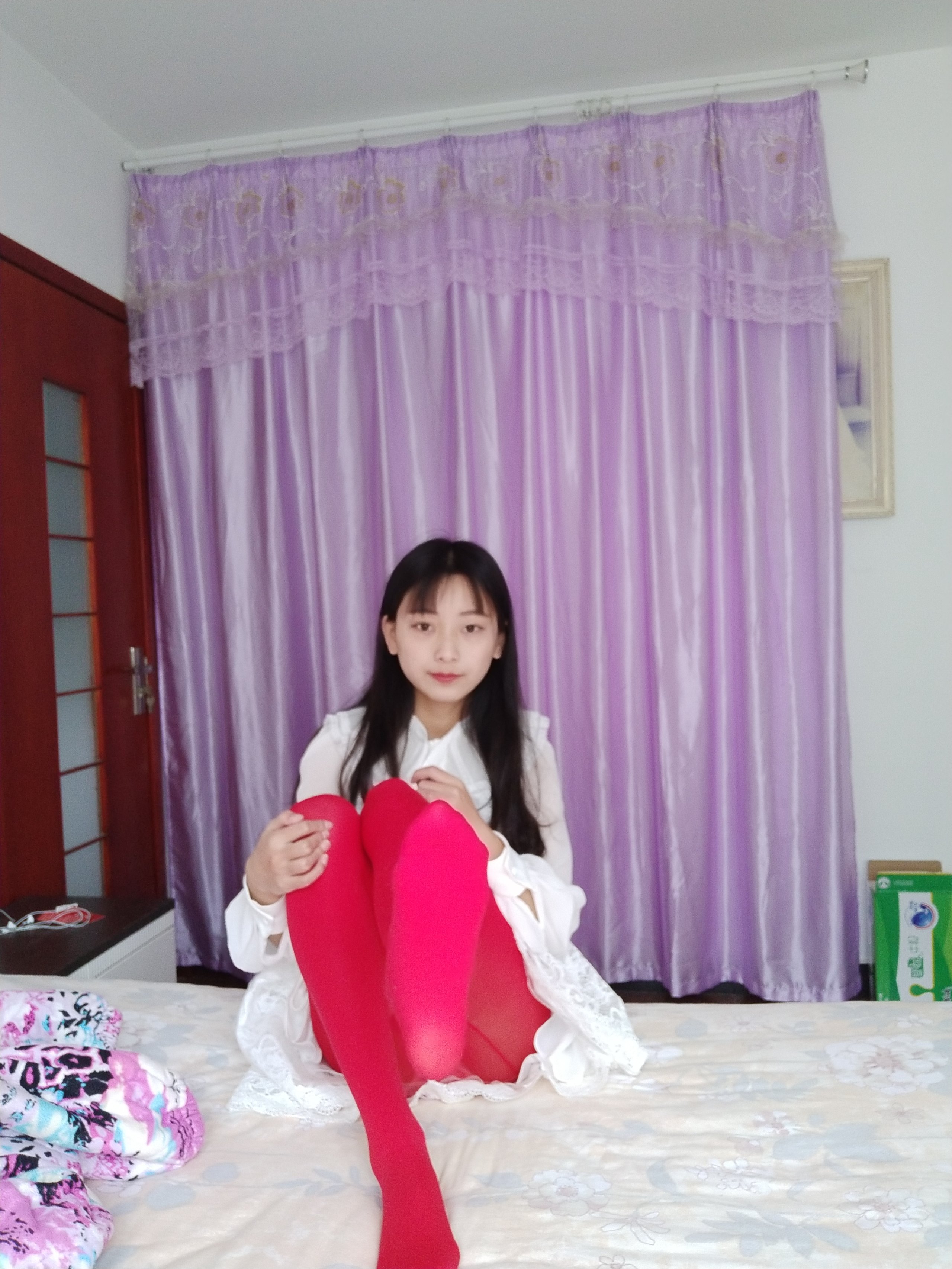 เบย์เบย์ - ถุงน่องแดงขาว