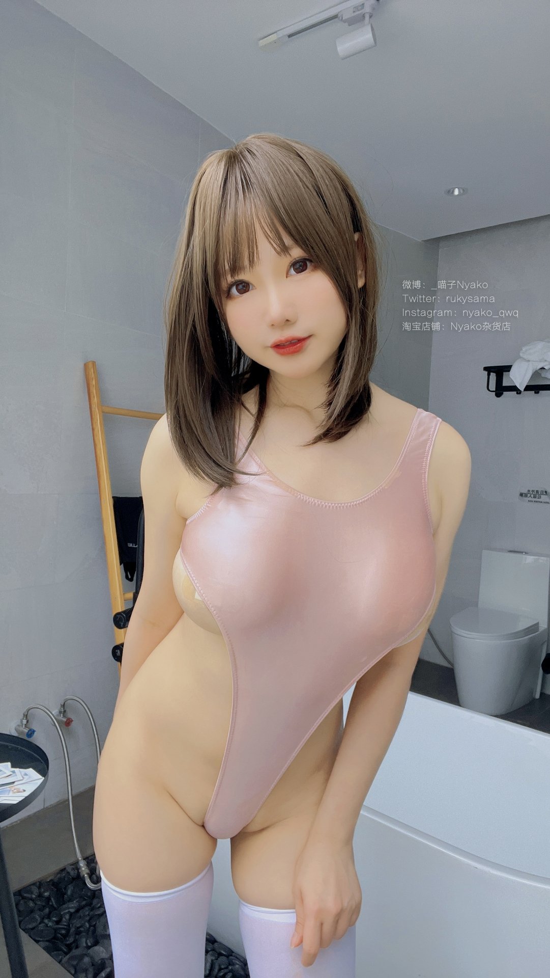 ニャコミャオ子 ピンクのハイレグ競泳水着の自撮り