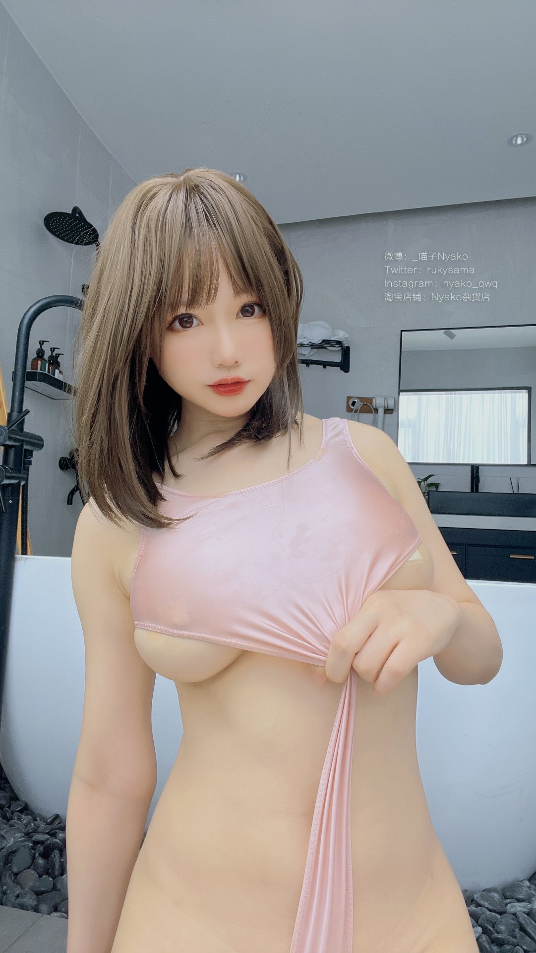 ニャコミャオ子 ピンクのハイレグ競泳水着の自撮り