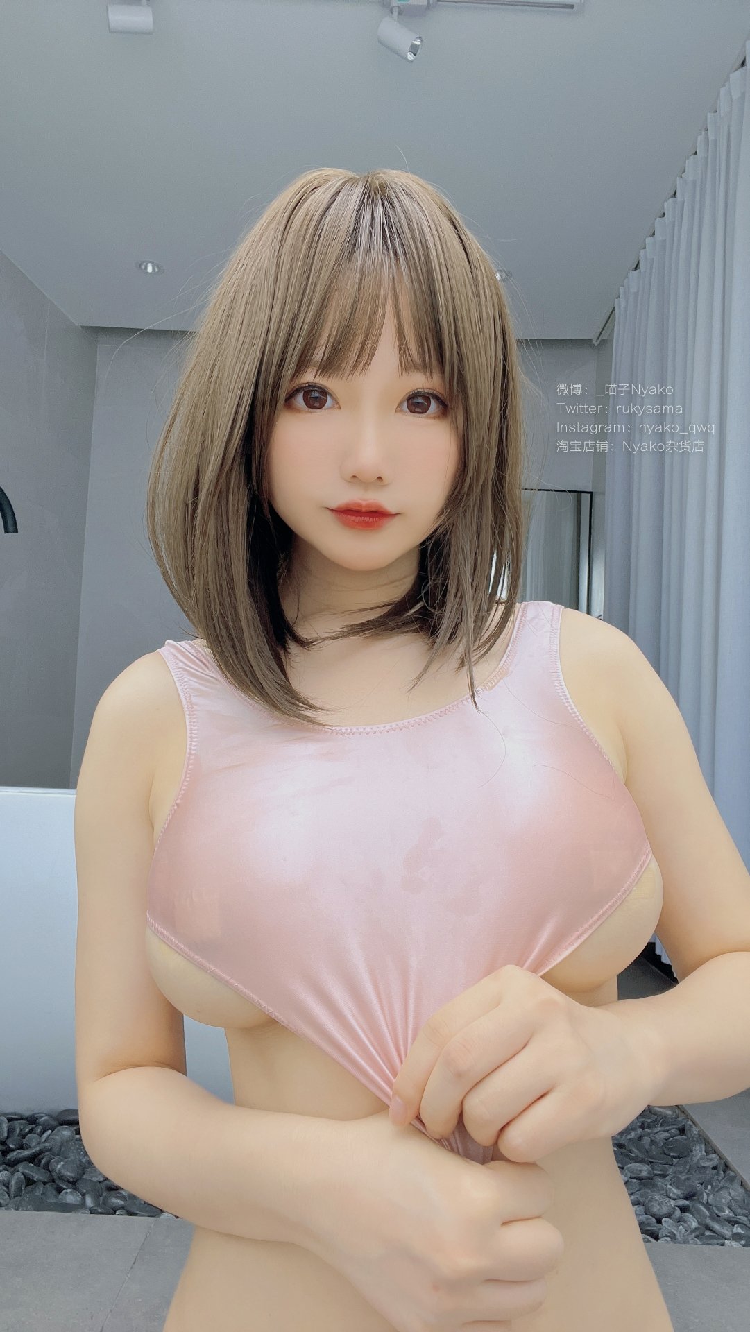 ニャコミャオ子 ピンクのハイレグ競泳水着の自撮り