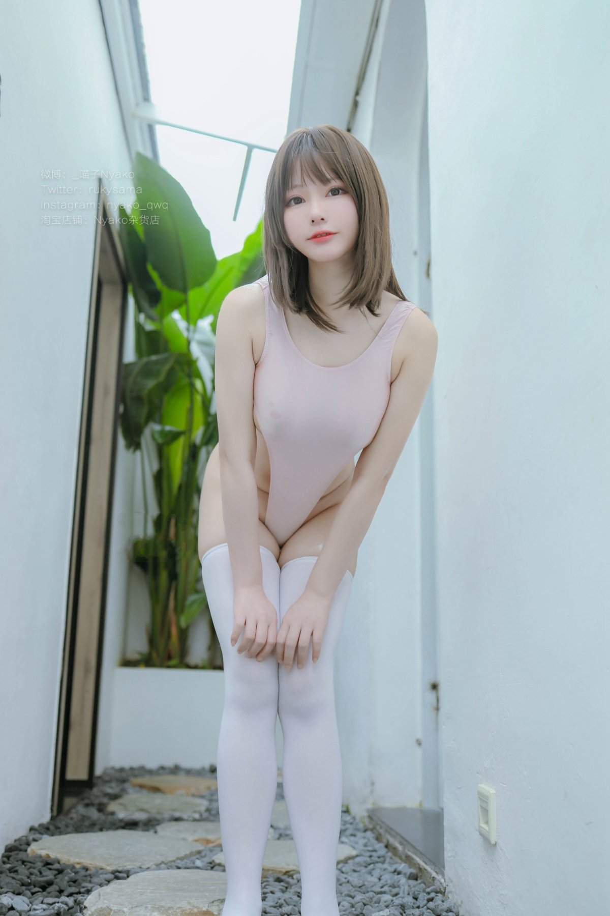 Nyako Miêu Tử màu hồng cao cắt bơi lội thi đấu