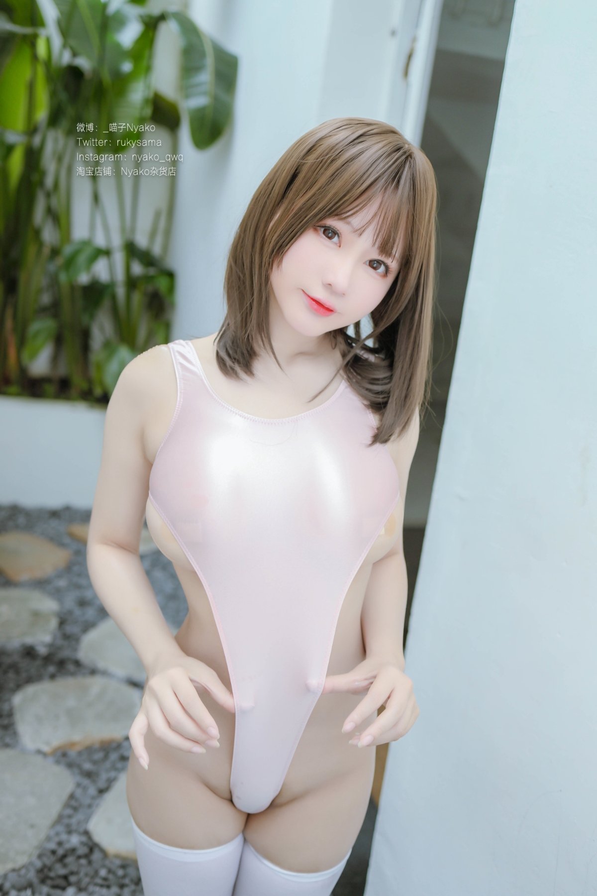 Nyako Miêu Tử màu hồng cao cắt bơi lội thi đấu