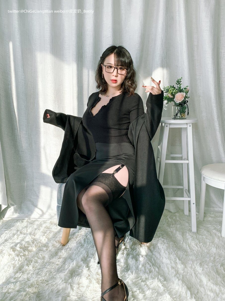Pi Nai rất dễ thương - OL đen
