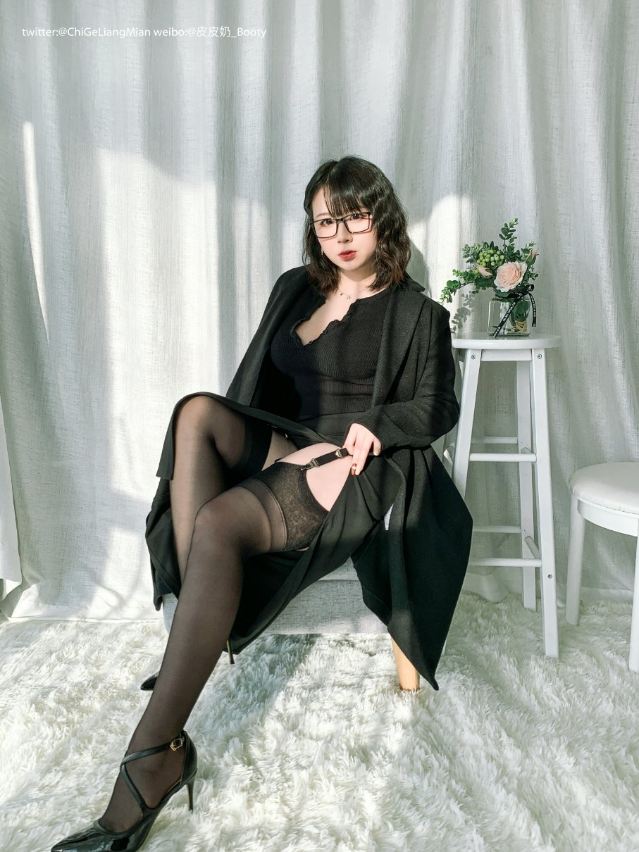 Pi Nai rất dễ thương - OL đen
