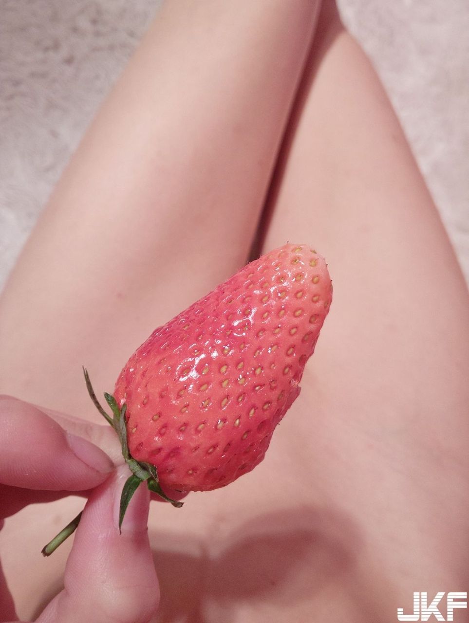 微博网红 软萌萝莉小仙 - 鲍鲍吃草莓