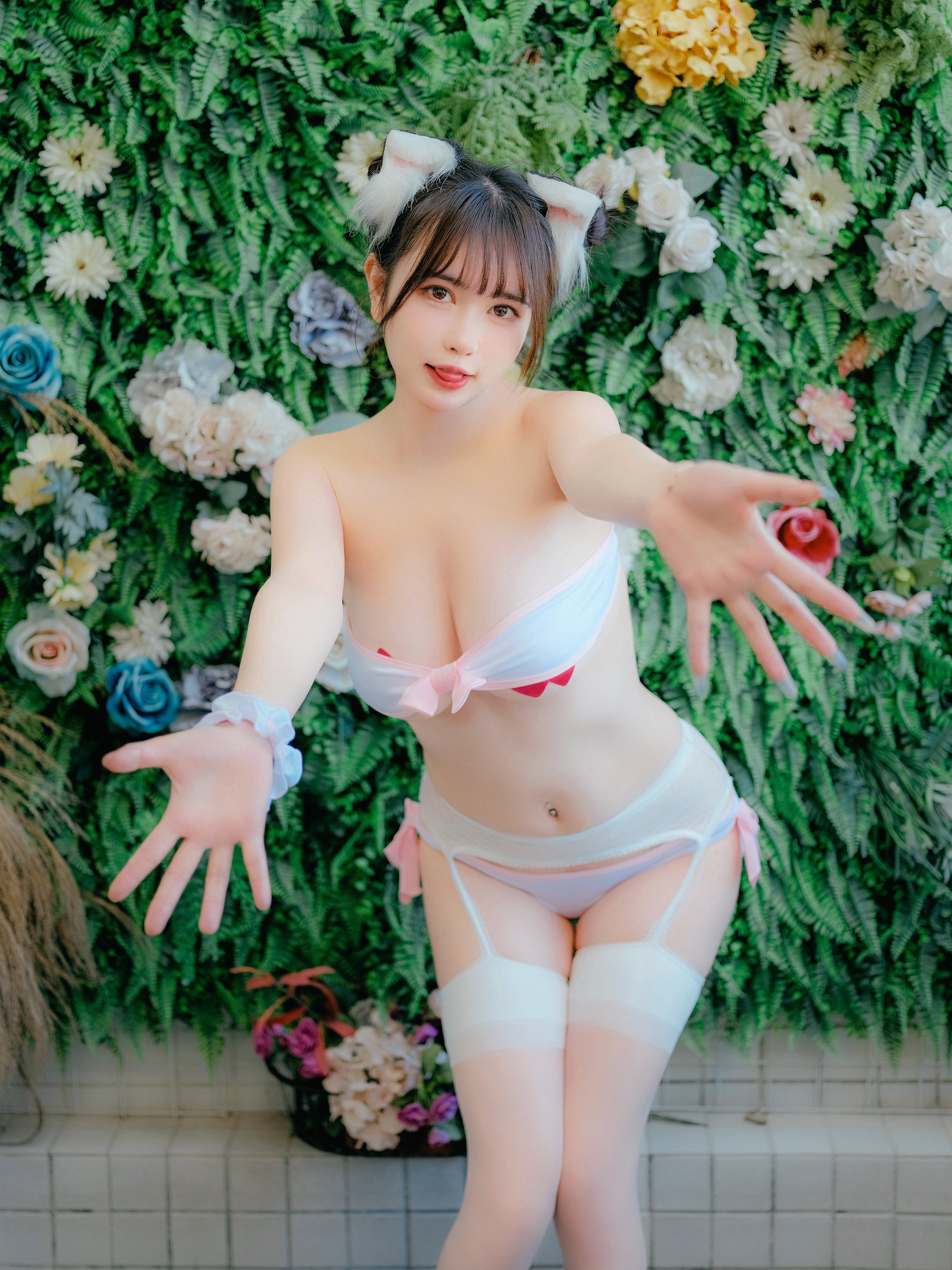 蒂娜很妖孽呀 - 粉色吊帶襪貓女友