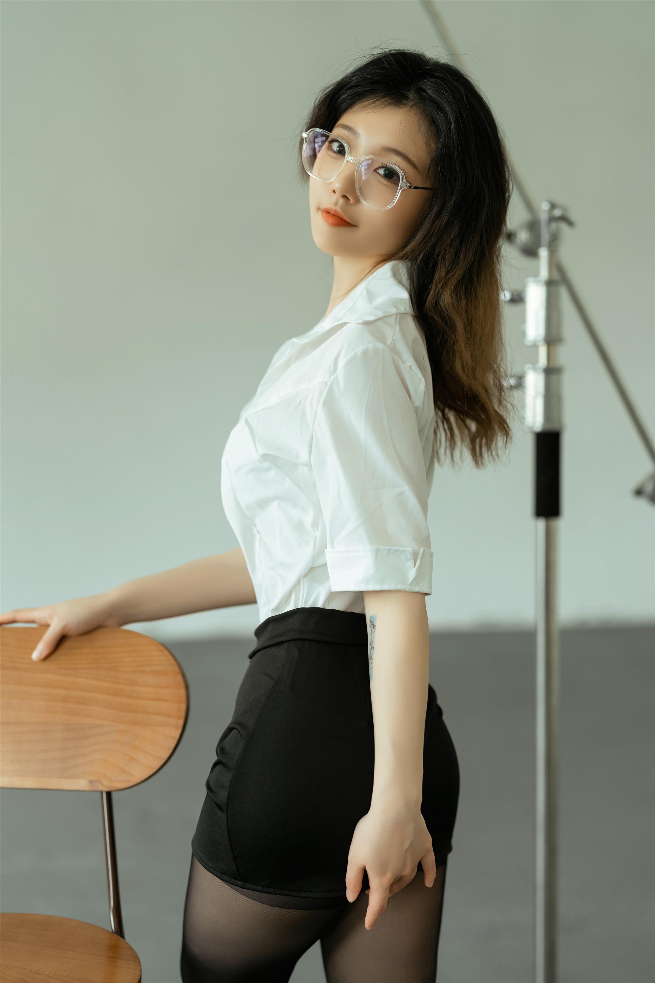 Tao Liang A-Zhai - About Those Things Regarding Part-Time Modeling 48P