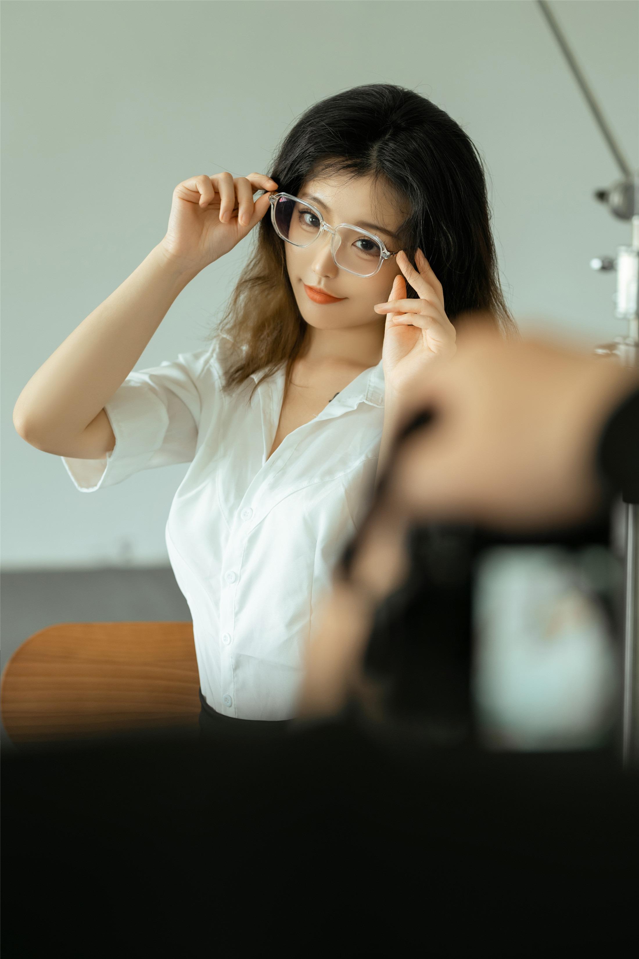 Tao Liang A-Zhai - About Those Things Regarding Part-Time Modeling 48P