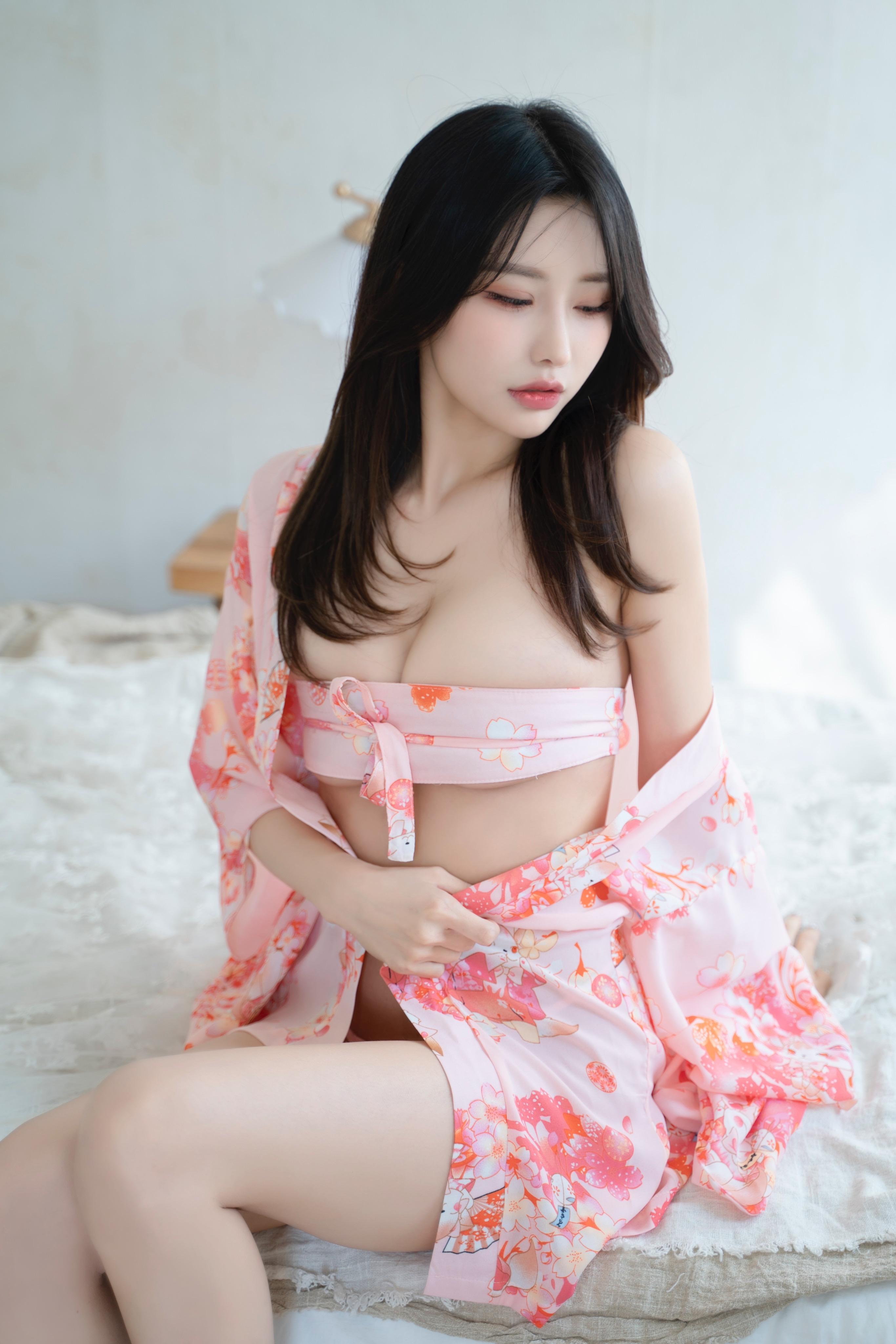 ROGLE] Yeonyu Milk Vol. 01