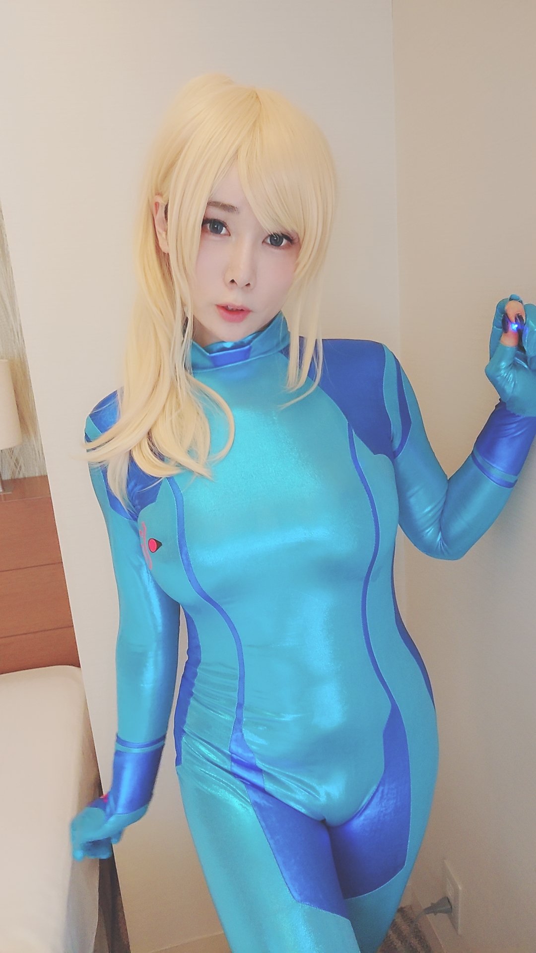 타이트한 제로 슈츠로 배가 흘러넘치는♡