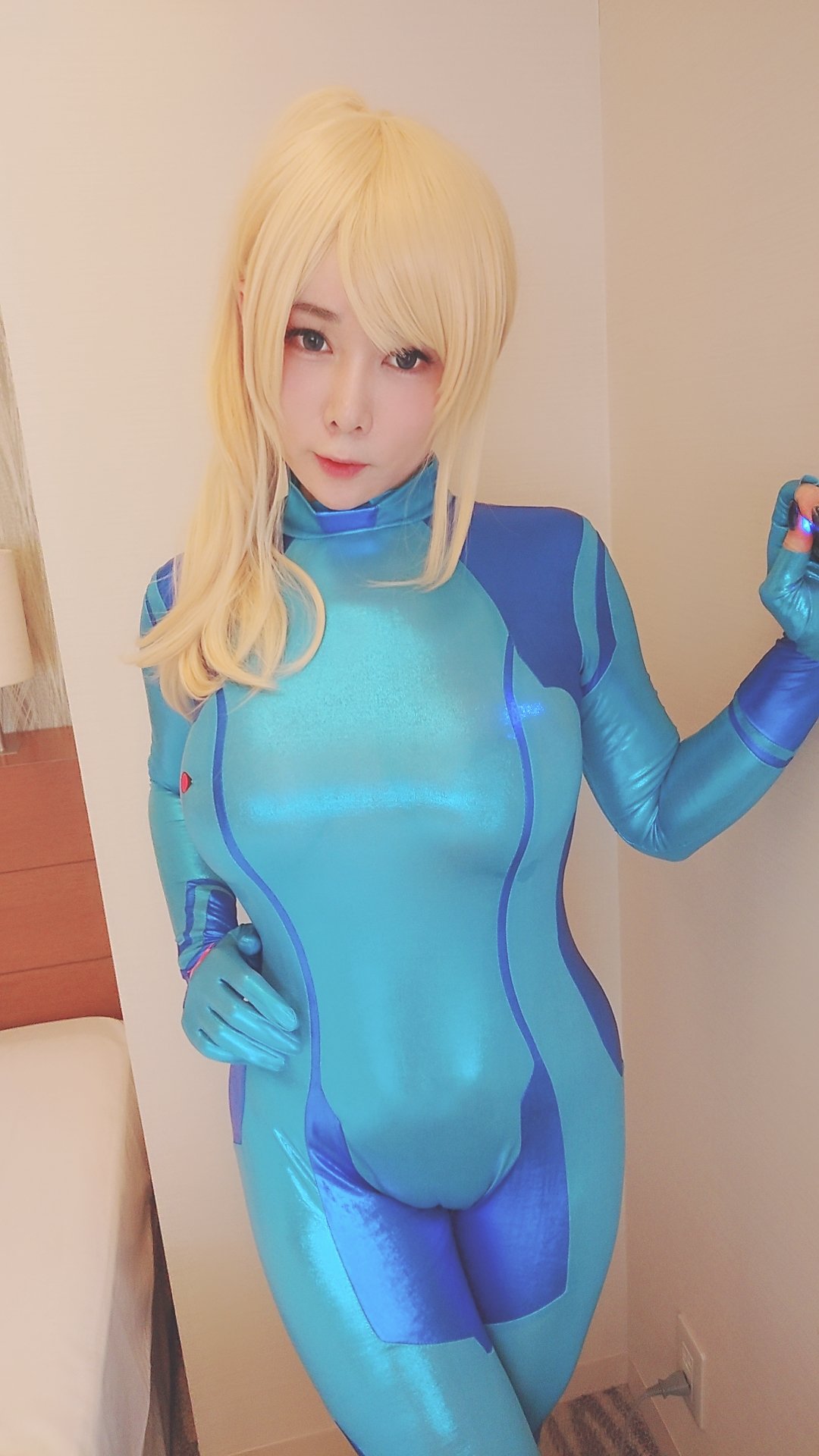 타이트한 제로 슈츠로 배가 흘러넘치는♡
