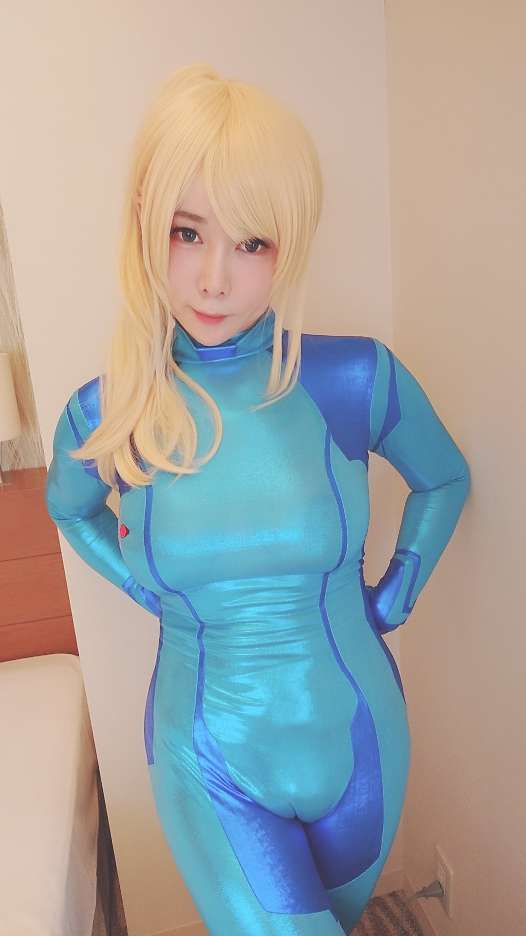 타이트한 제로 슈츠로 배가 흘러넘치는♡