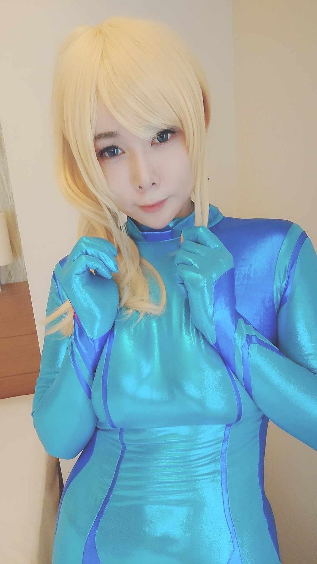 타이트한 제로 슈츠로 배가 흘러넘치는♡