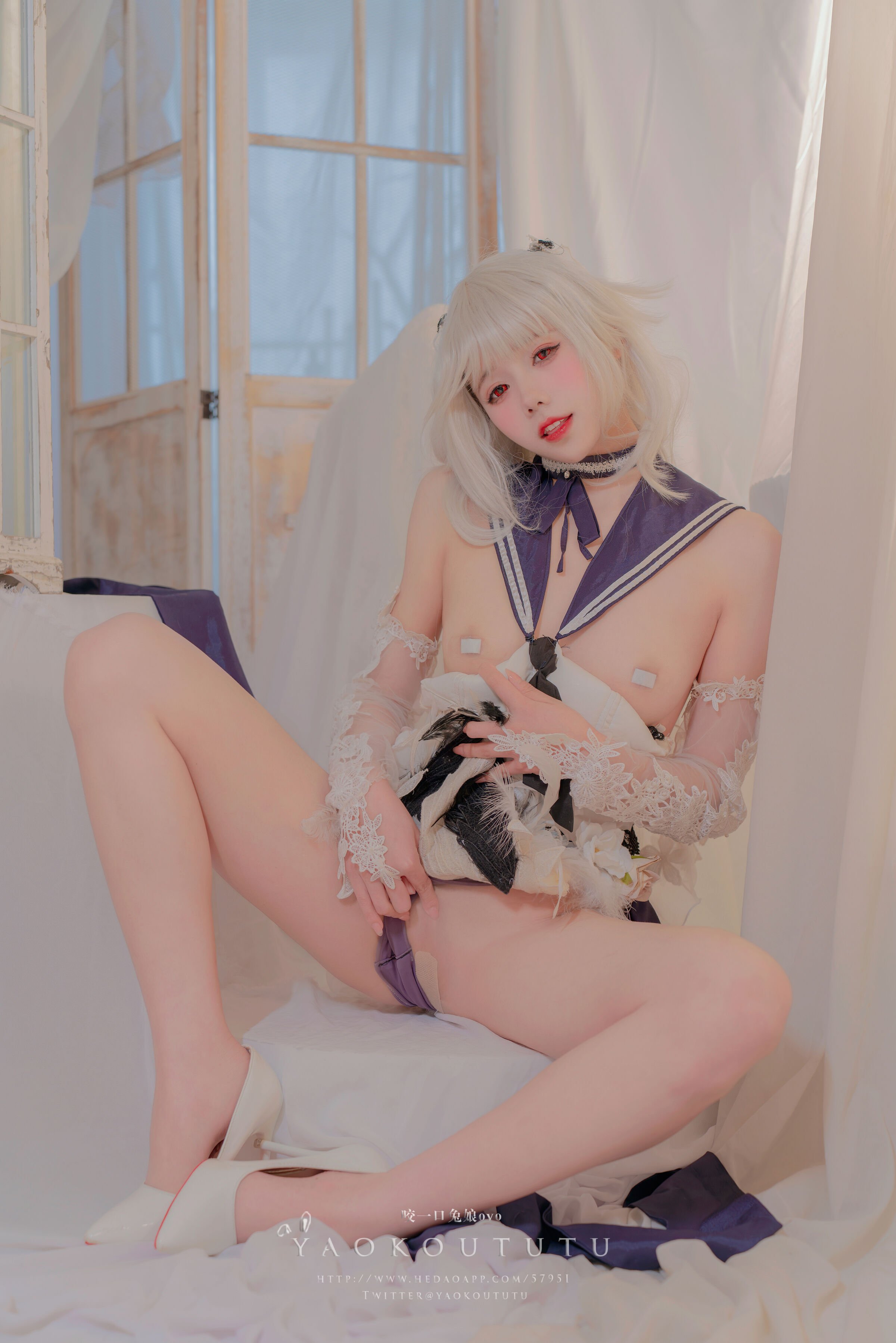 Bite the Rabbit Lady ovo, the formidable young lady with makeup - Kěwēi